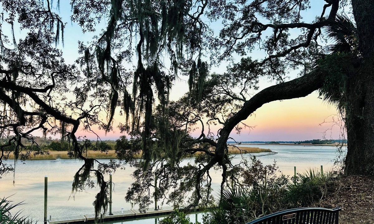 Thunderbolt Cottage | FREE Bikes & Stroll to Marina: Captain's Quarters Couples Retreat, 5 Min to Savn