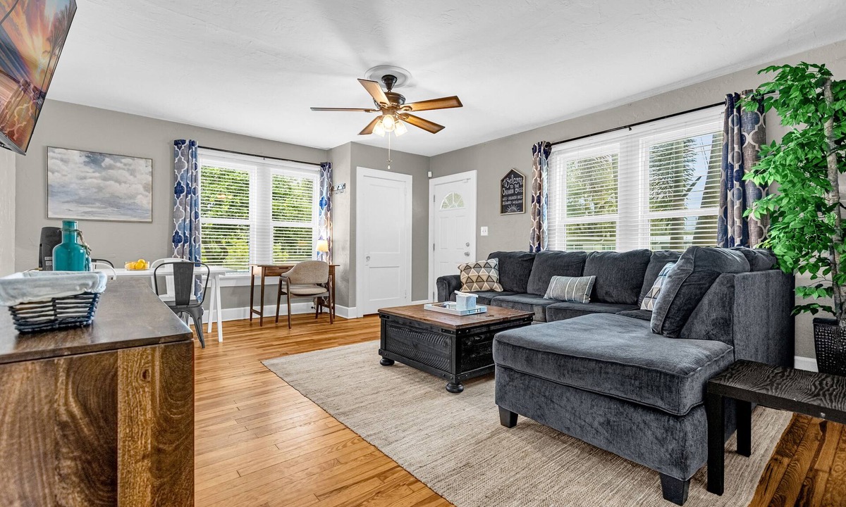 Wadeview Park House | Free Laundry & Parking Near Downtown & Disney
