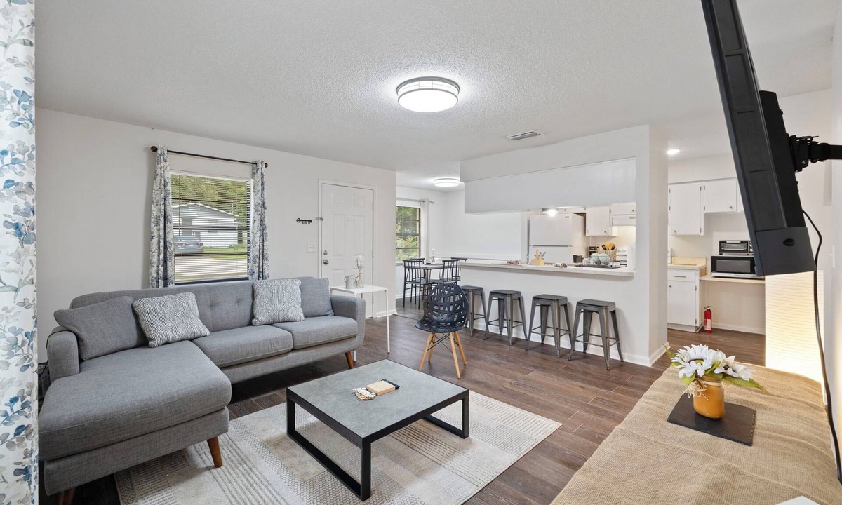 Downtown Zephyrhills House | Fully Renovated & Private 2-bedroom home in Zephyrhills with Porch