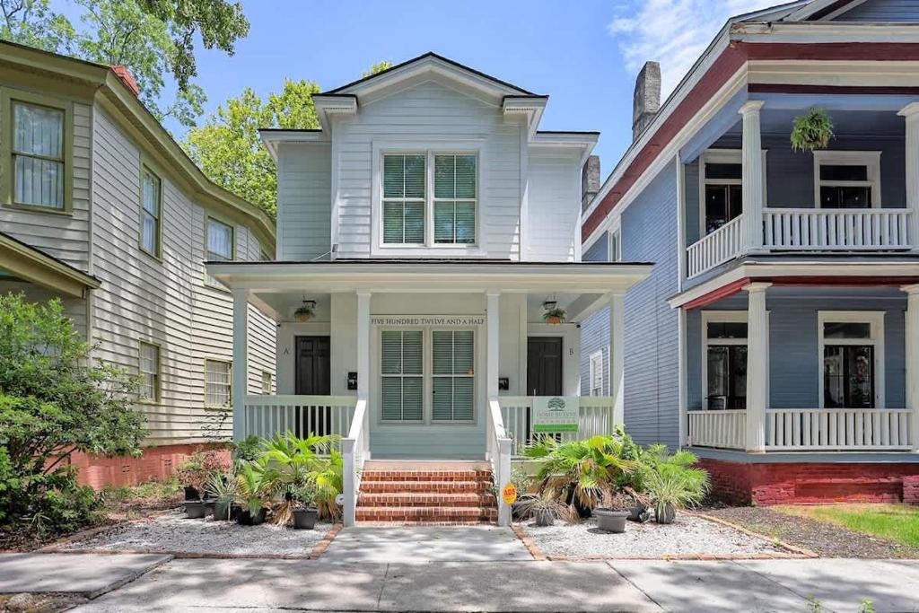 Dixon Park Apartment | Fun & Renovated Artsy Downtown Apt Dog Friendly with Fully Fenced Backyard and Private Parking