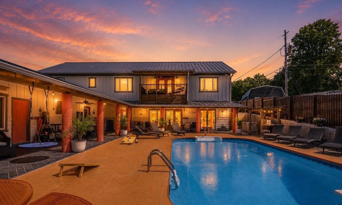 Jacksboro House | FUN TIMES LUXURY RESORT-3BD/2BA-LAKEFRONT-POOL-ARCADE-PLAYAREA-DOG AREA-MARINA