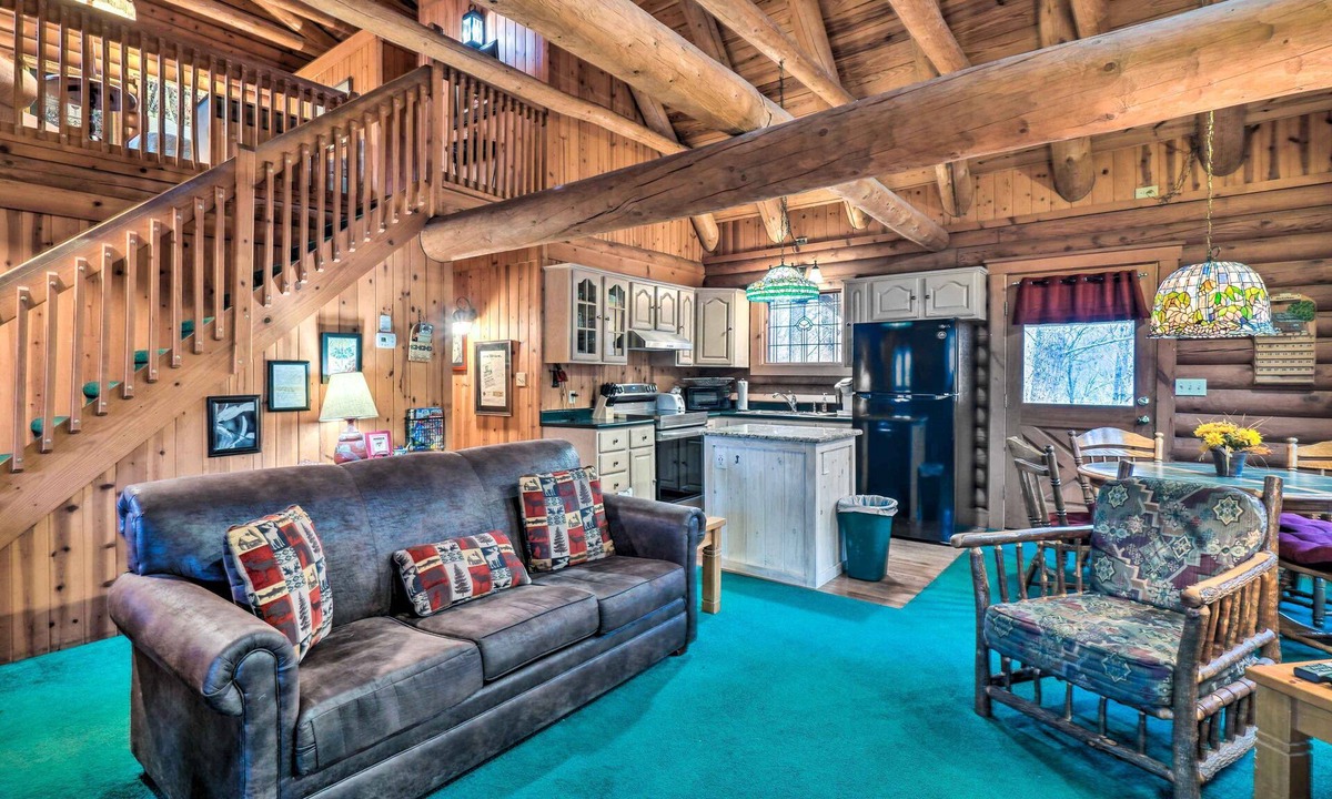 Gatlinburg Cabin | Gatlinburg Log Cabin w/Hot Tub & Mountain Views!