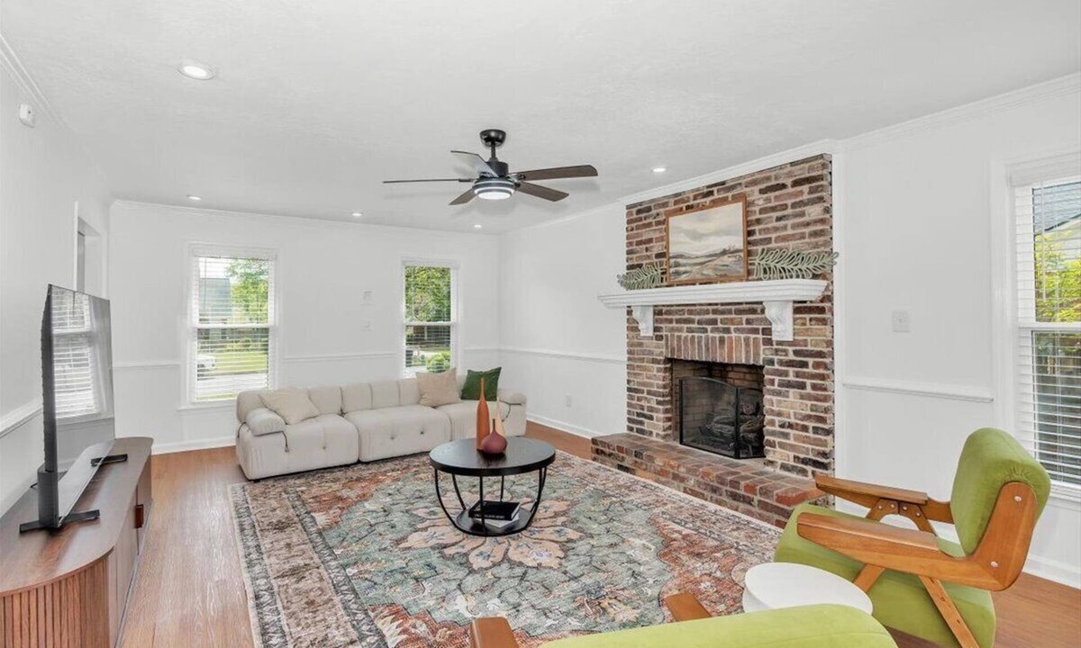 Martinez House | Gorgeous 4-Bedroom House with Parking for 6 Cars in Martinez