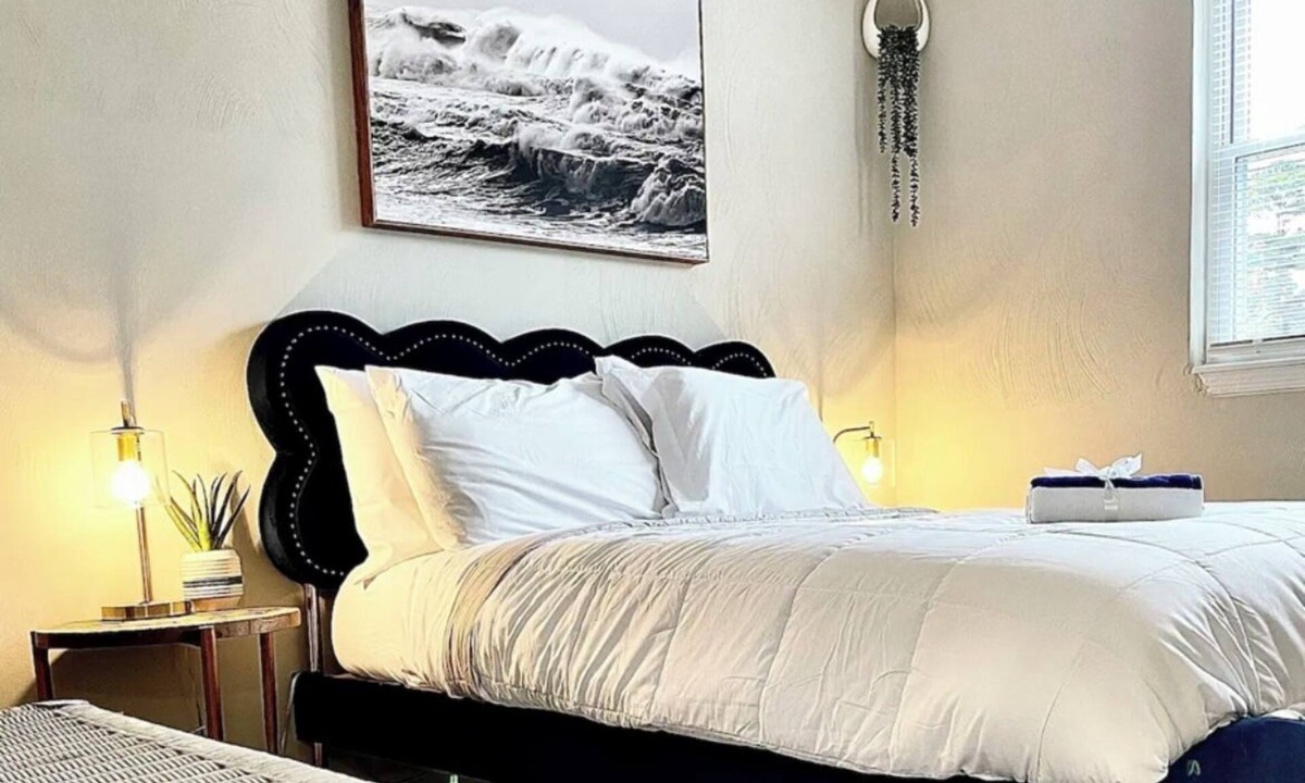 Chic's Beach House | Gorgeous Chics Beach Guesthouse Pet & Child Friendly. No Stairs, Private Parking