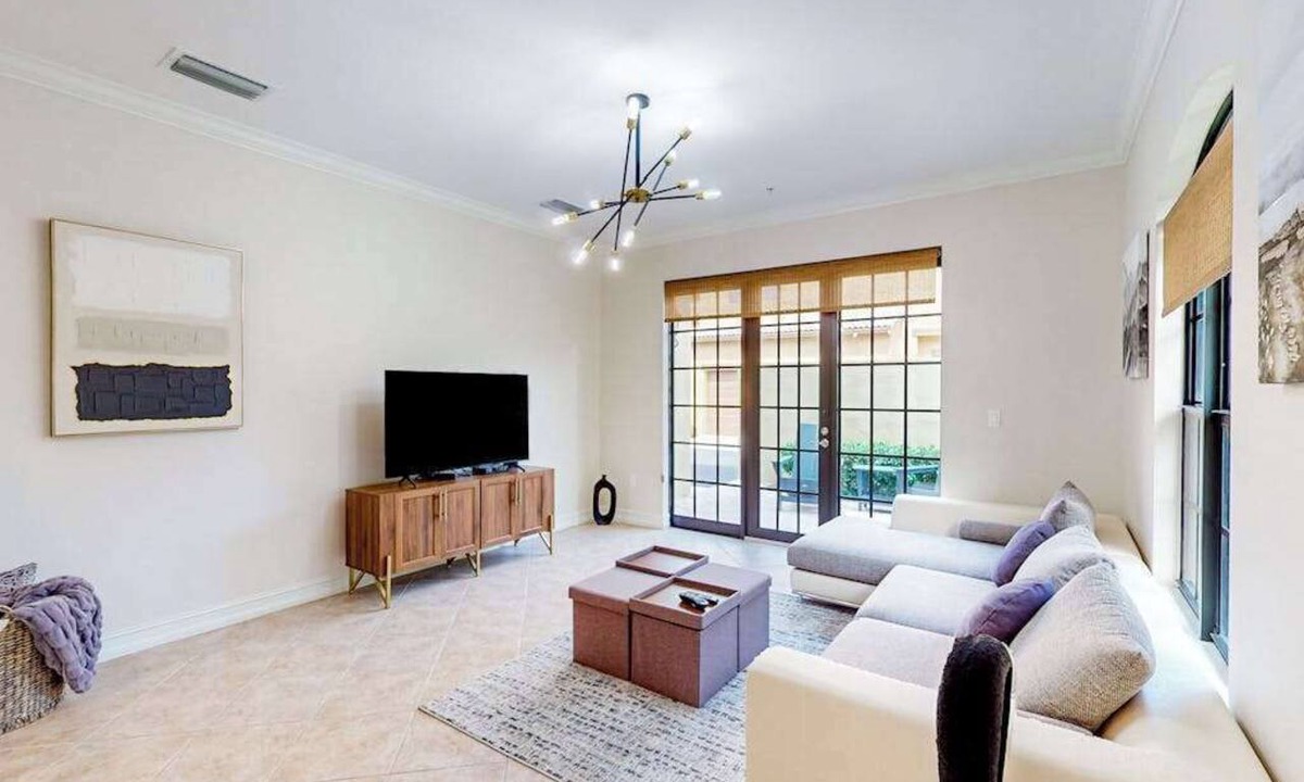 Ole Condo | Gorgeous & modern sunlit oasis with pool, patio, tennis courts, gym, & W/D