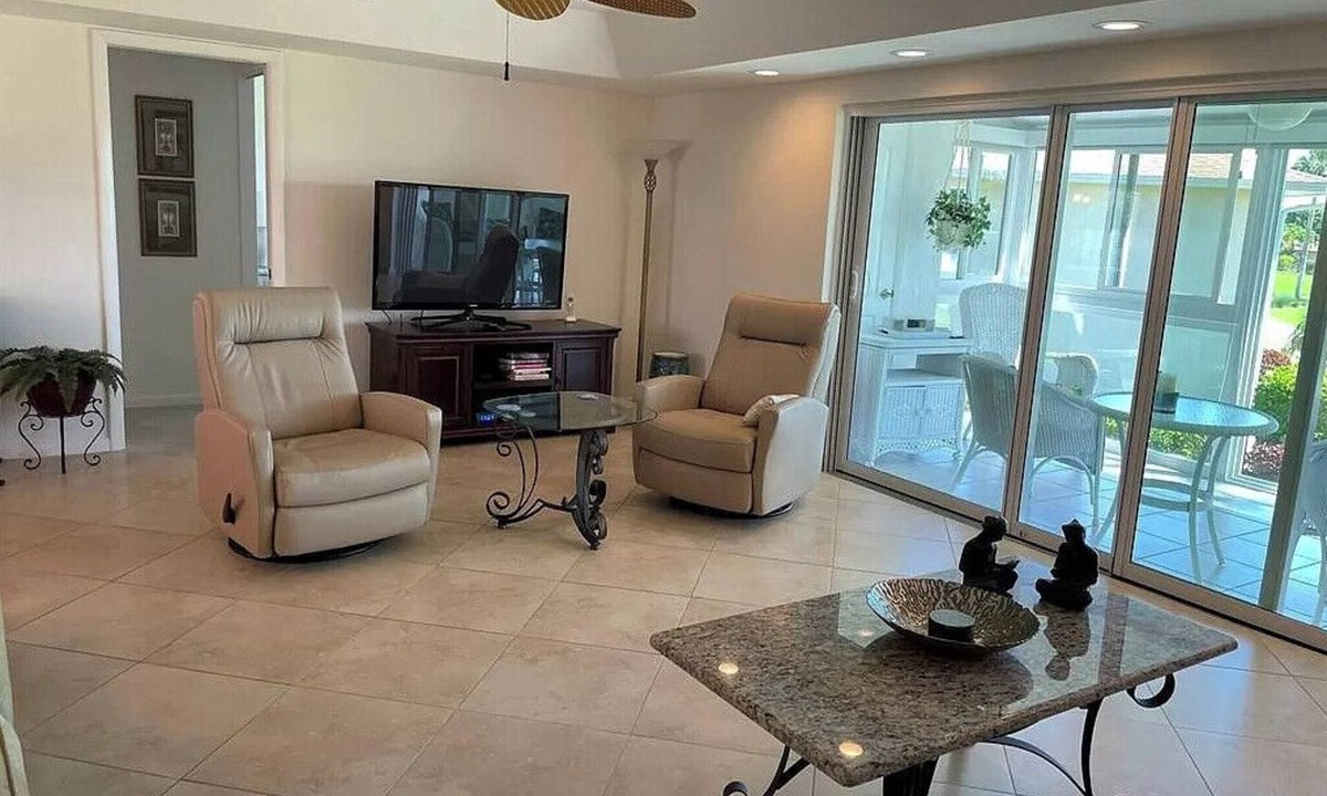 East Naples Condo | Gorgeous remodeled 2BR 2BA spacious 2nd fl condo