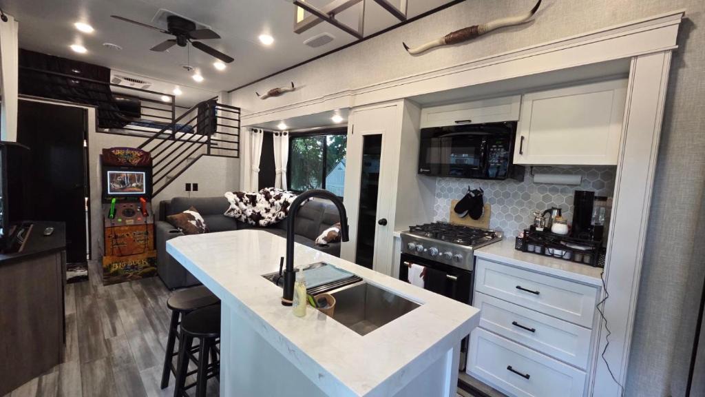 River Ranch Apartment | Gorgeous RV Rental River Ranch! 146