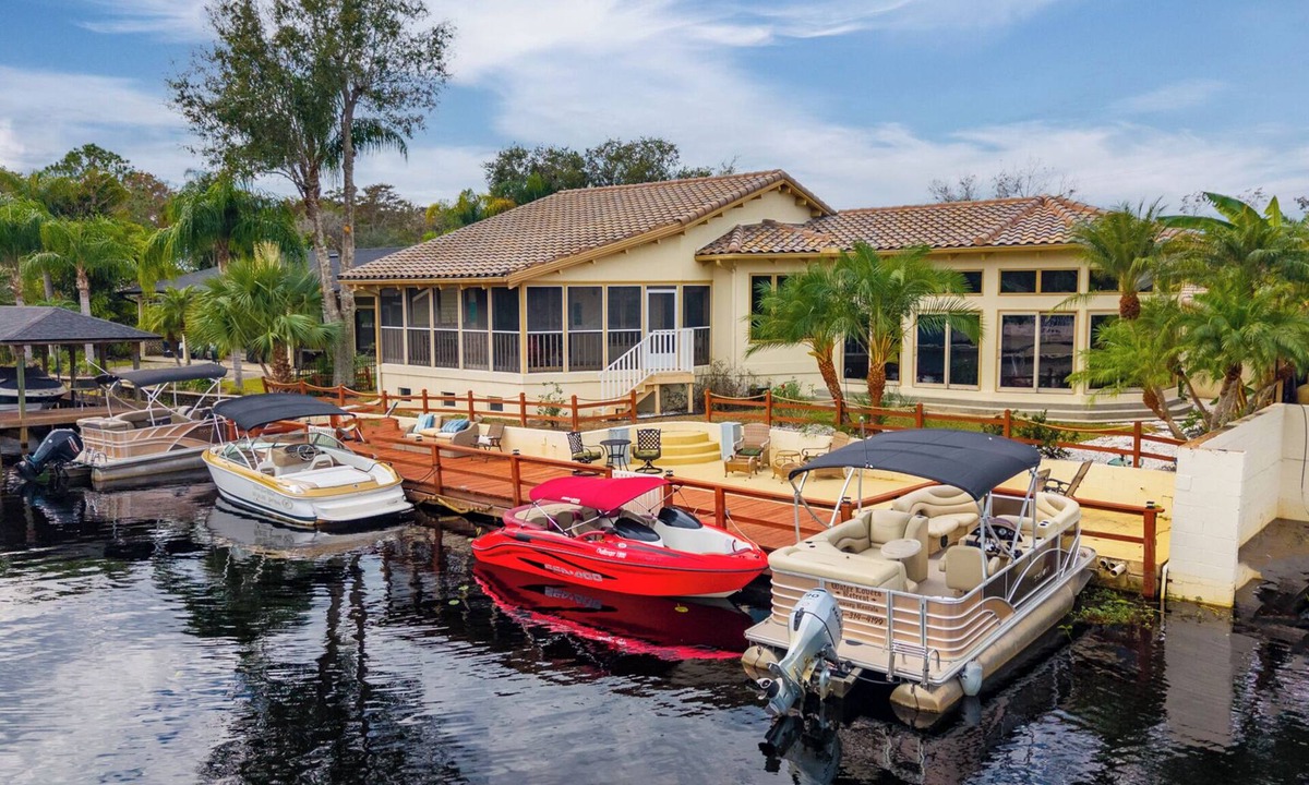 Sanford House | Gorgeous three bedroom River House in a quiet private neighborhood