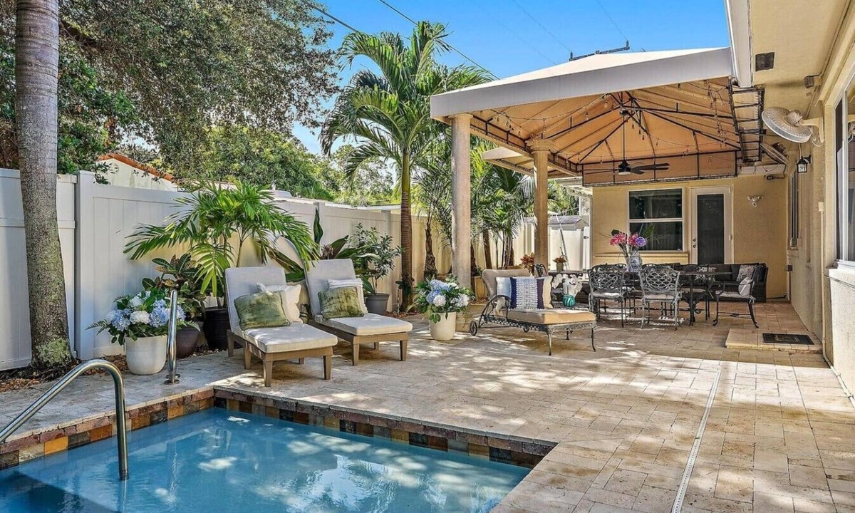 Northwood Shores House | Grand Palm Villa: 6BR+ Oasis, Steps from Ocean