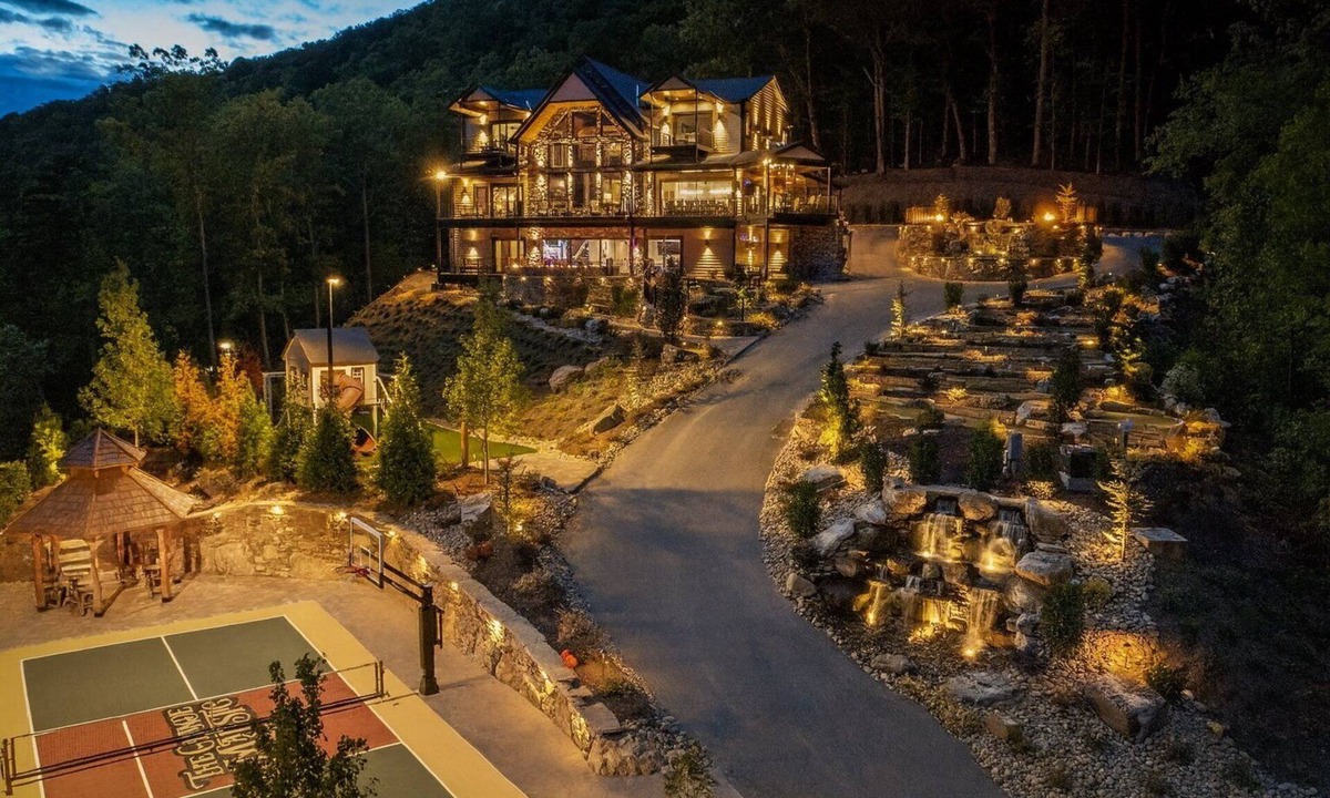Sevierville House | Grande Majestic ~ Pickleball ~ Mini Golf ~ Duck Bowling ~ Pool ~ Sleeps 40!