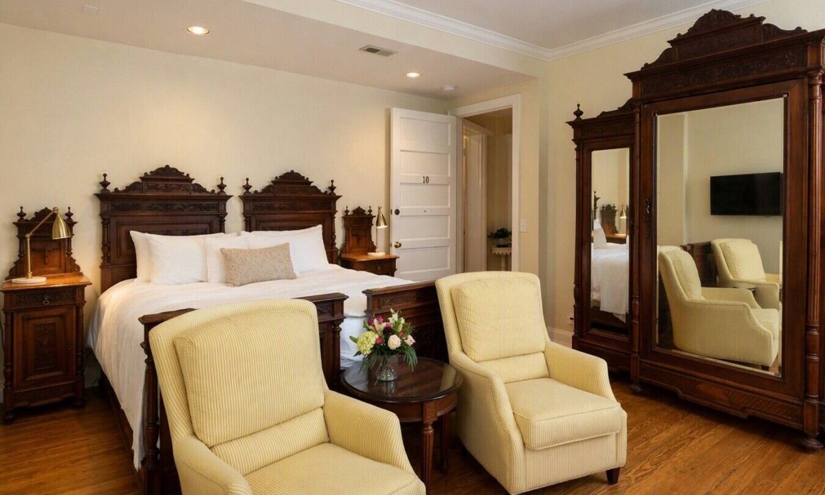 Edenton Bed & Breakfast | Granville Queen Inn Downtown Edenton King Bed 2nd Floor