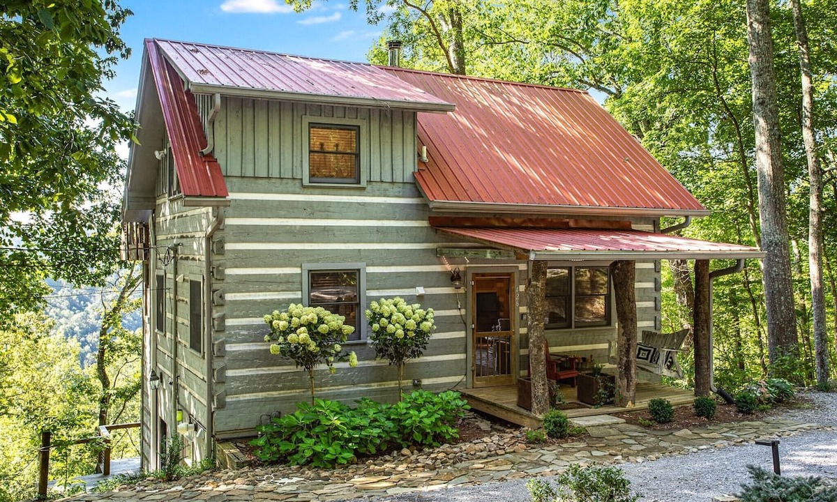 Smithville Cabin | Gray Pine Cabin: A sophisticated rustic retreat overlooking Center Hill Lake