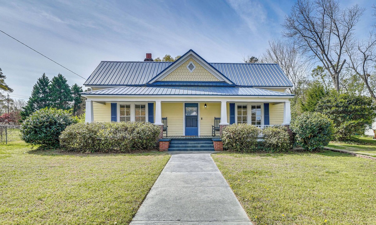 Wendell House | Half-Mi to Dtwn Wendell! 60s Farmhouse w/Fire Pit