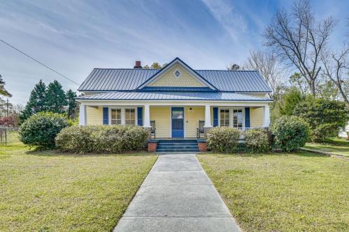 Wendell House | Half-Mi to Dtwn Wendell! 60s Farmhouse w/Fire Pit