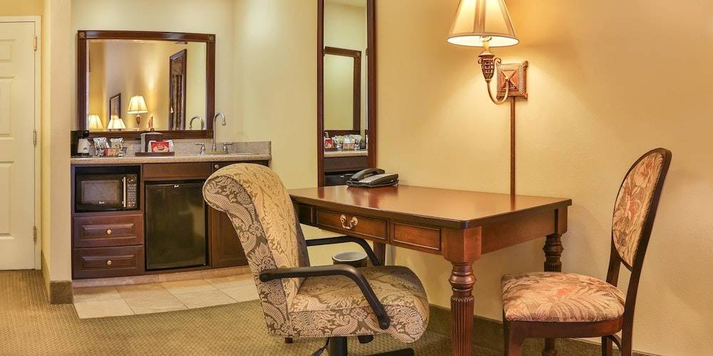 Yamacraw Village Hotel | Hampton Inn & Suites Savannah Historic District 1 King Bed Studio Suite