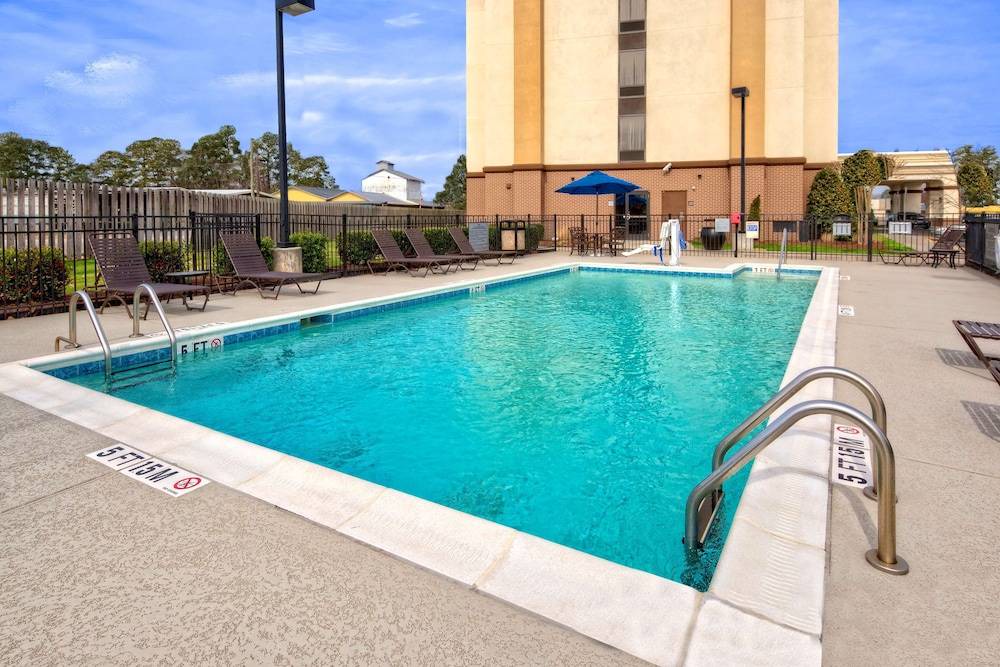 Dunn Hotel | Hampton Inn by Hilton Dunn