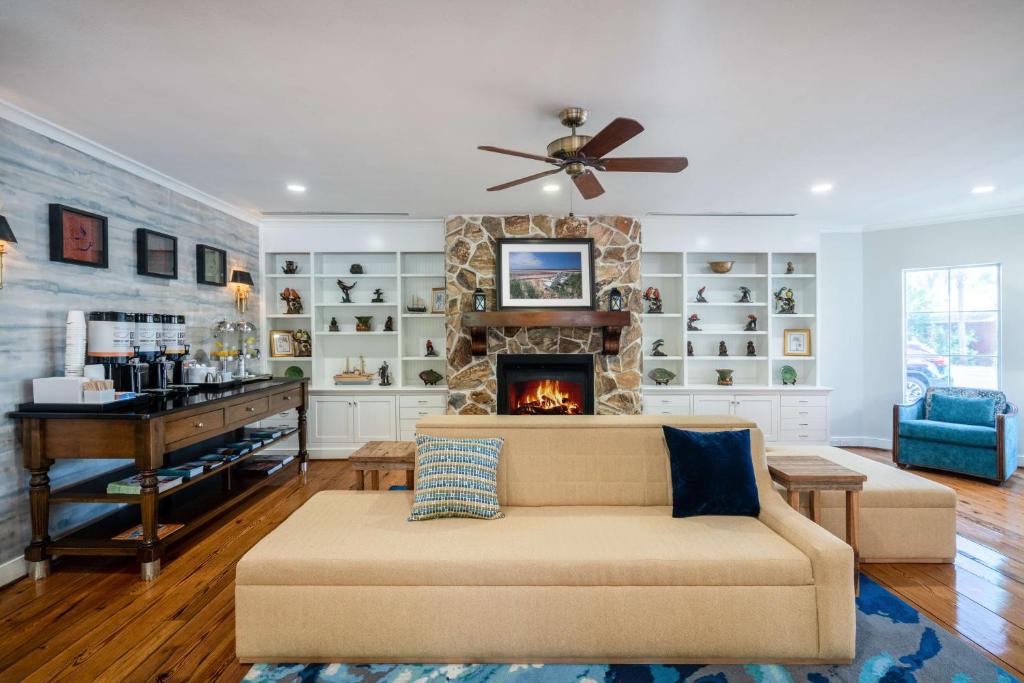 Fernandina Beach Hotel | Hampton Inn & Suites Amelia Island-Historic Harbor Front