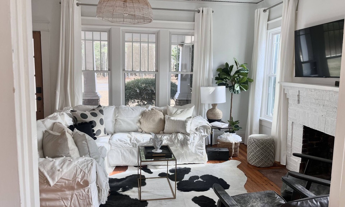 Raleigh House | Hanks Farm 🖤- Sleeps 5, 1930s farm 1.5 acres ,Charming Cozy ,Events, Pets ok