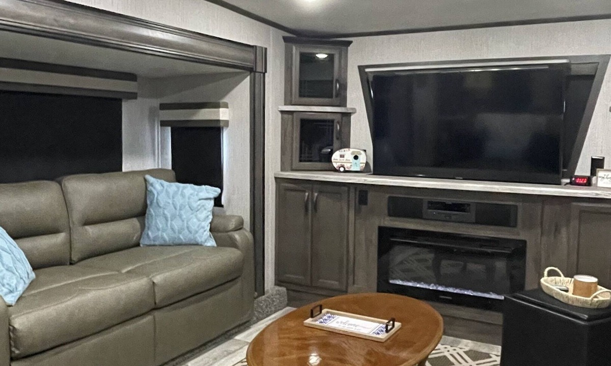 River Ranch House | Happy Glamplng-Stocked RV sleeps 6 w/ golf cart