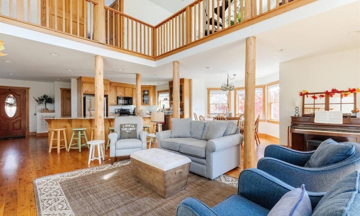 Pickens House | Happy Trails: Jacuzzi, Lookout Tower, Views!