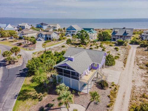 Beachwalk House | Harbor Island Family Beach Getaway - Golf Cart Included Short walk to Beach and Pool