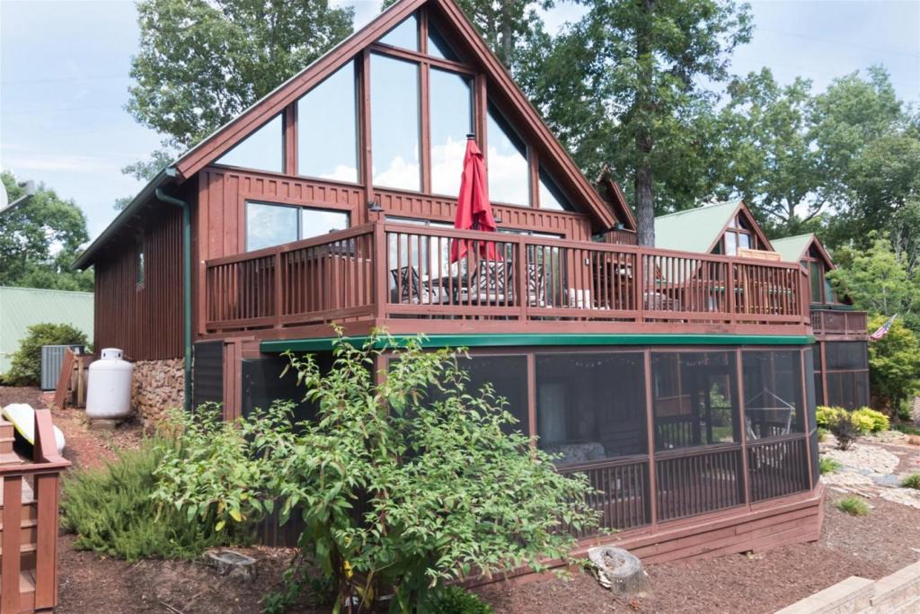 Six Mile House | Harbour Pointe - Lake Keowee Chalet with Boat Slip