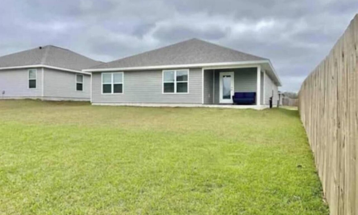 Aitkin House | Headline The Milton Manor - Spacious & Modern 4BR Retreat for Up to 12 Guests