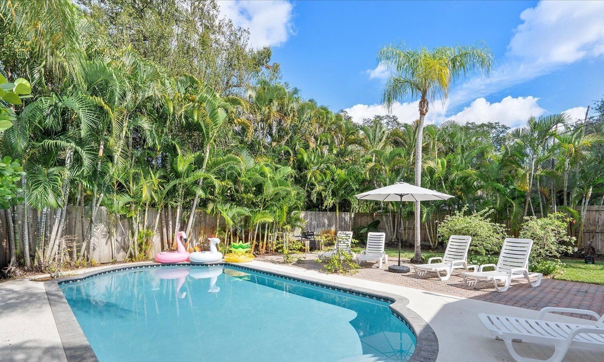 River Oaks House | Heated Pool Peaceful Garden Villa Resort Style