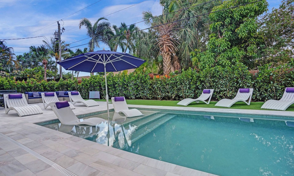 Tropic Palms House | Heated Pool Putting Green 5 Min to Beach