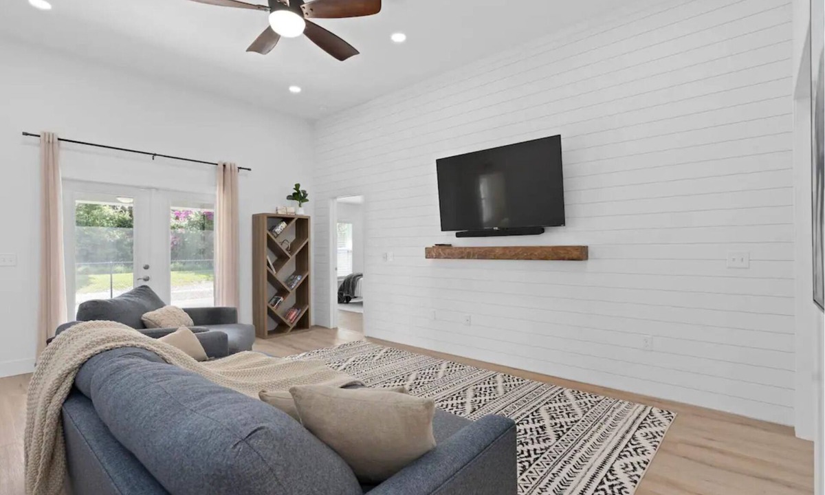 Inwood House | - HIDDEN GEM - Spacious, minimal and clean! Legoland + Disney