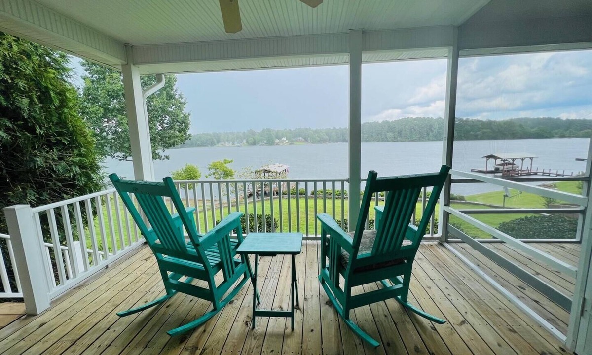 Waterloo House | Hidden Lake Paradise Cottage, pet friendly, with Sunrise Views and a Loft