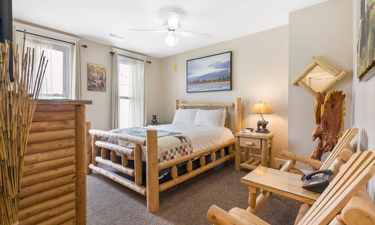 Downtown Branson Hotel | Hide-A-Way Room | Adults-Only Historic Hotel Room in Downtown Branson