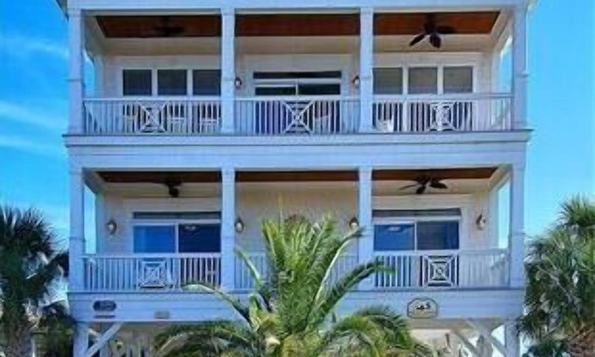 Inlet Harbour House | High Cotton, 6 Bedroom, 8 Bath, Sleeps 22, Private Pool and Floating Dock!