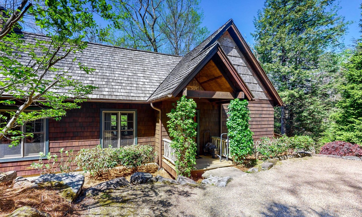Highlands House | High Pond Cottage in Lake Osseroga | 2 Screened Porches, Stone Patio w Fireplace