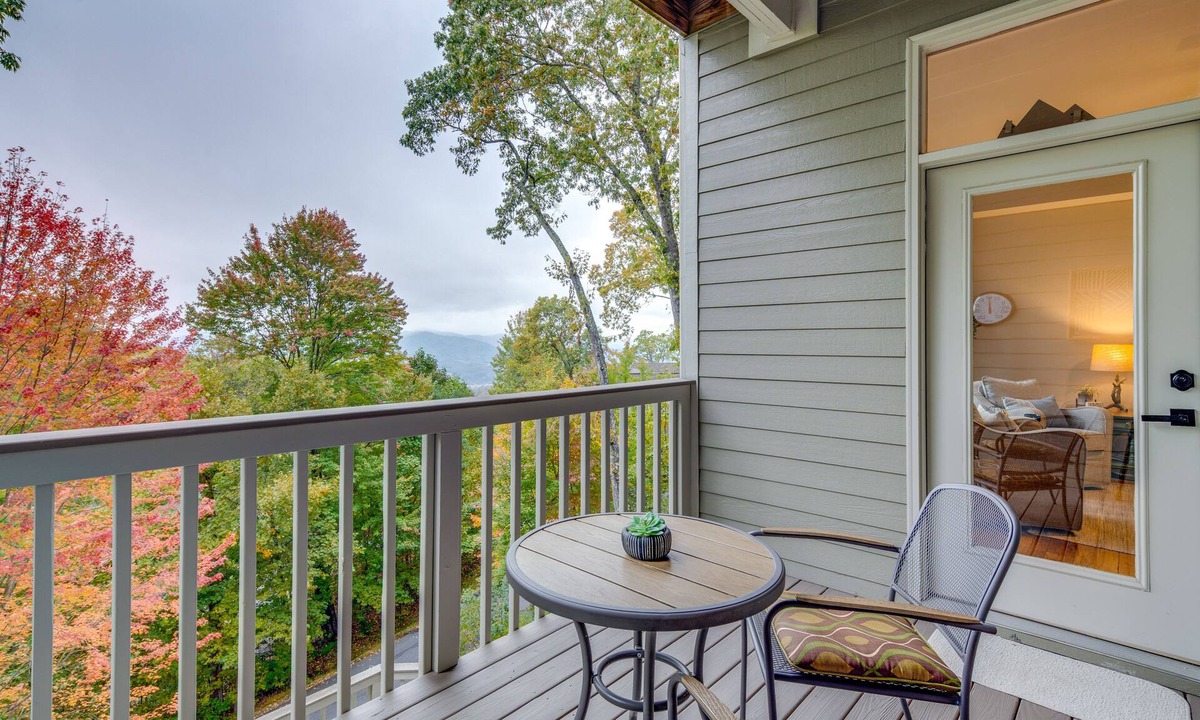 Mountain Air Condo | Hike & Ski: Mtn-View Gem w/Balcony in Burnsville!