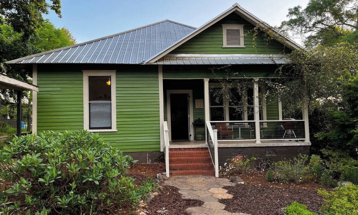Athens House | Historic 3-bedroom home in beautiful Athens. Walkable to town and Campus.