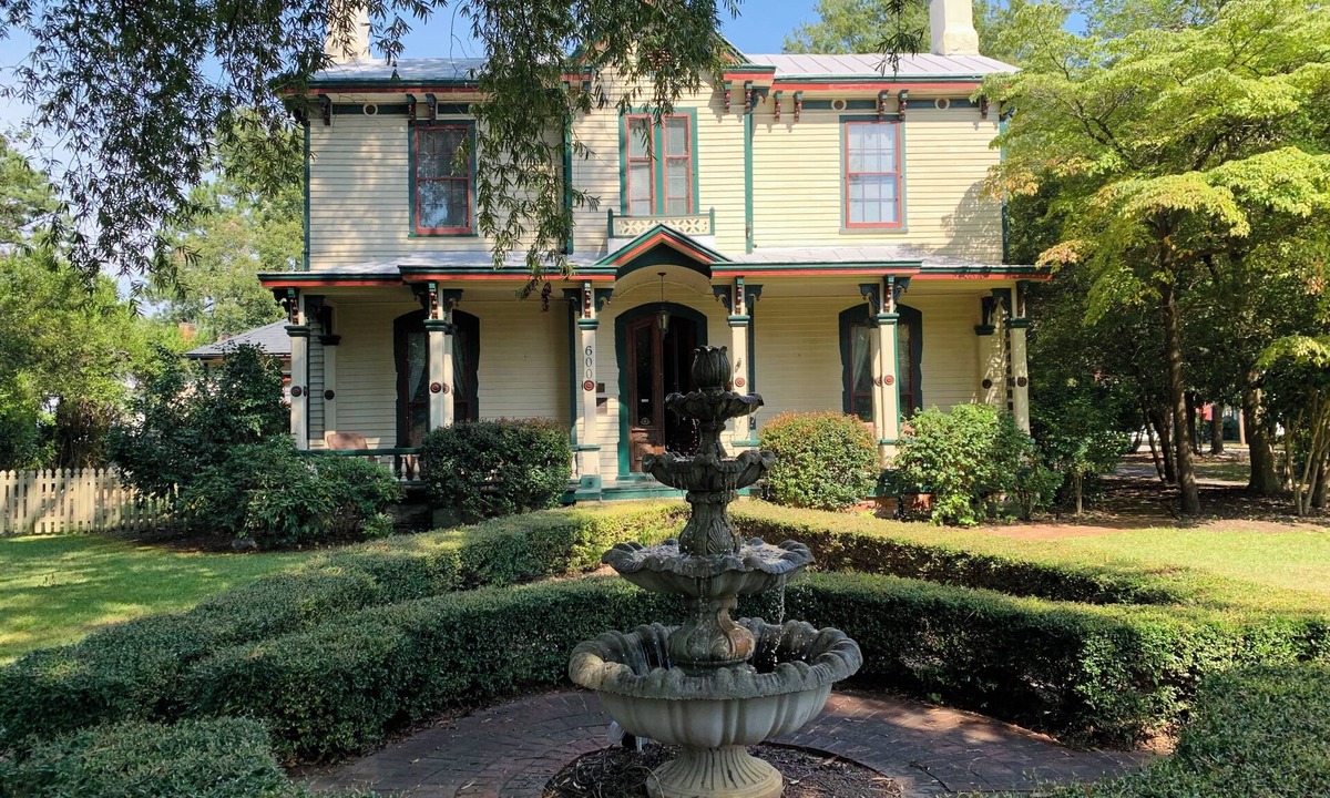 Wilson House | Historic 5BR 1858 Estate N/Barton and Warbirds!