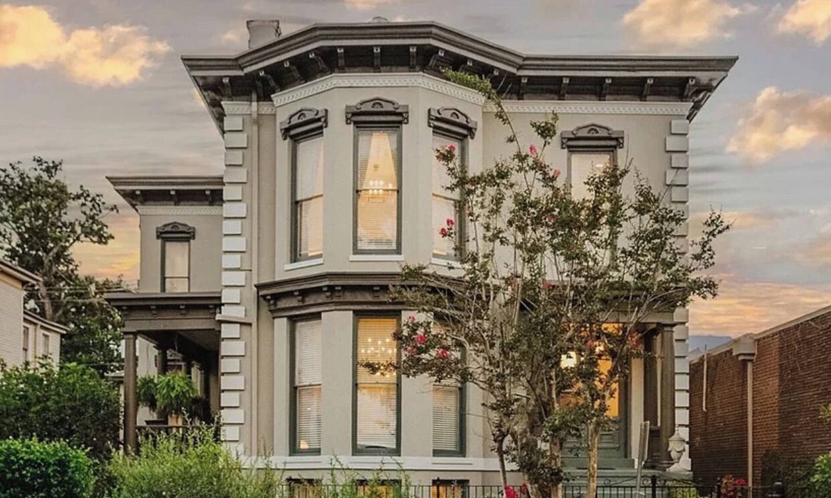 Savannah Victorian District House | Historic 5BR Retreat Overlooking Forsyth Park + Parking by Lucky Savannah