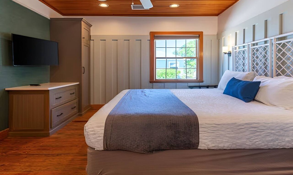 Captiva Hotel | Historic Beach View 1BR Cottage | Serenity Pool | Beach Access | Marina