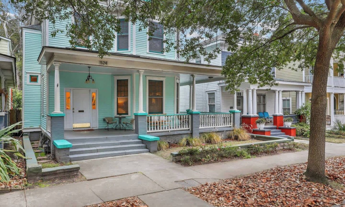 Dixon Park House | Historic Forsyth Victorian Home | Downtown Savanna
