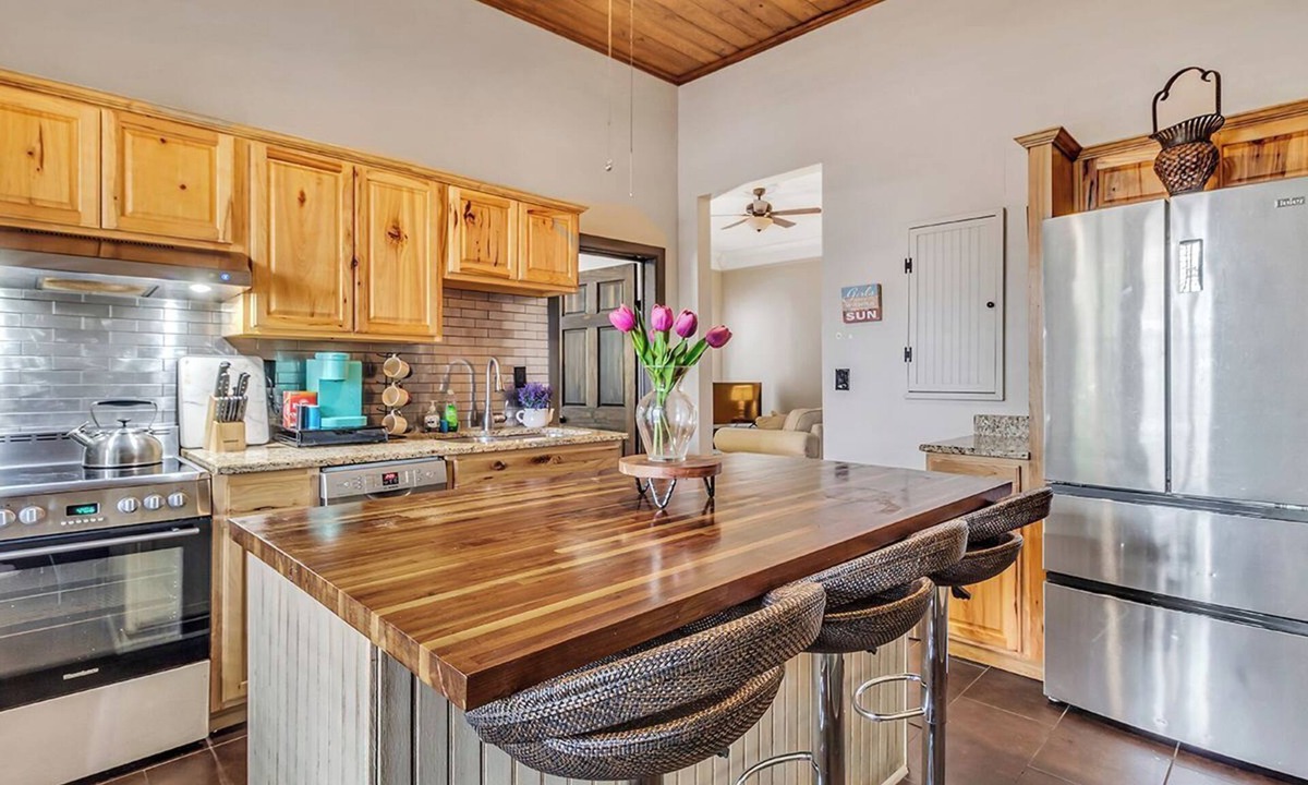Savannah Victorian District Condo | Historic Garden Flat w/Screened Porch and Court Yard, Walk to Forsyth & Squares