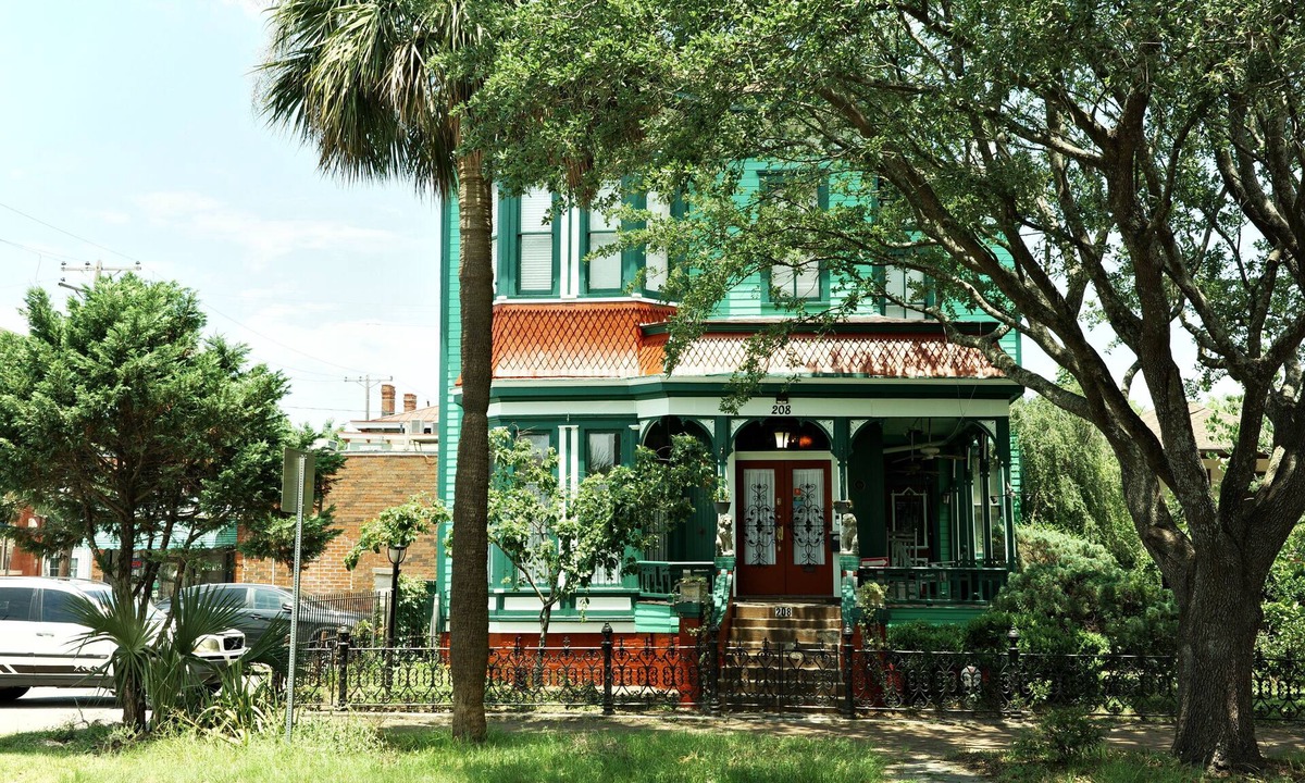 Thomas Square House | Historic landmark 4-bed 4 bath house in marvelous Savannah with free parking!