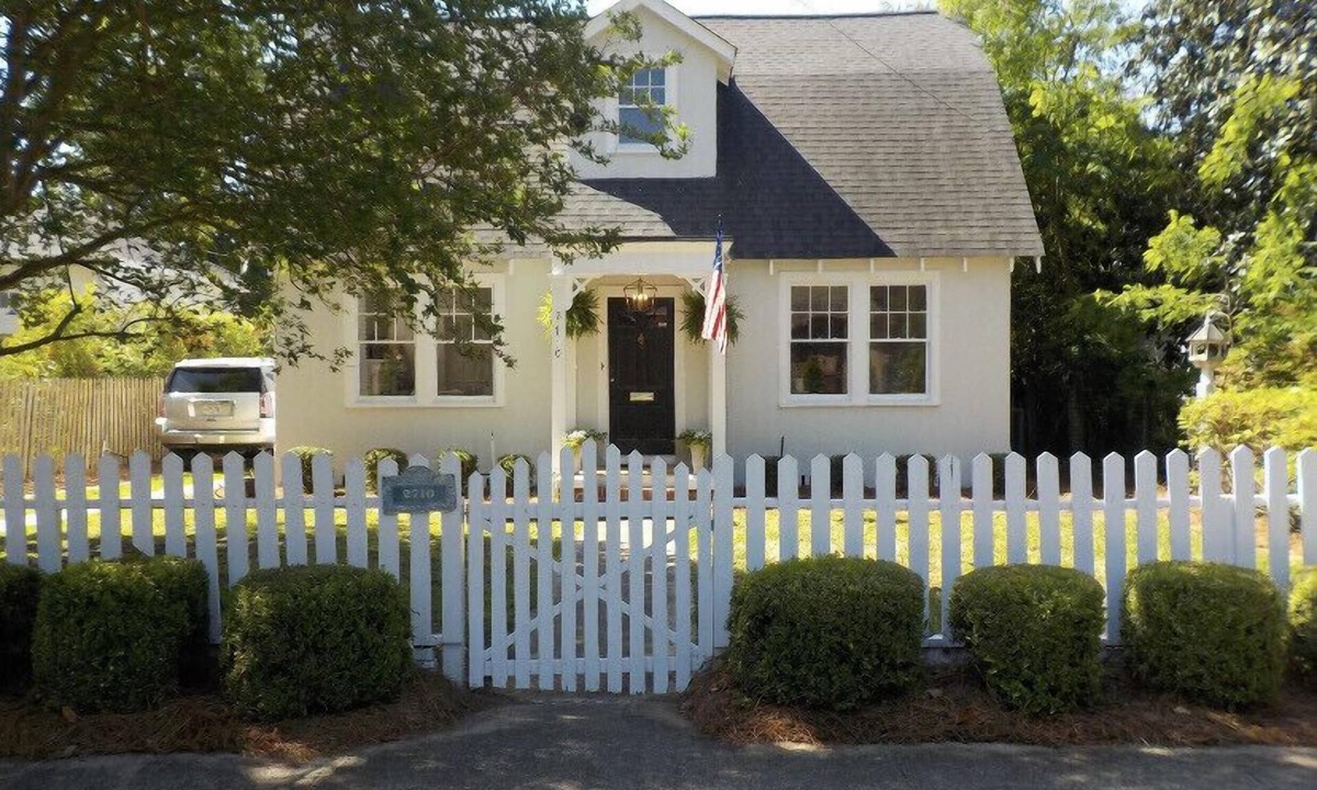 Summerville House | Historic Rental in Beautiful Summerville.