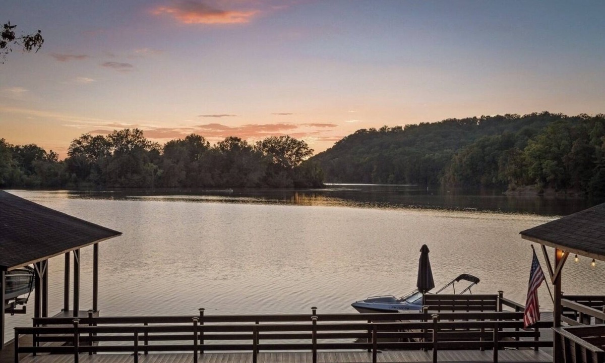 Chickamauga Lake House | Hiwassee Riverfront 6 BR/4.5 BA House