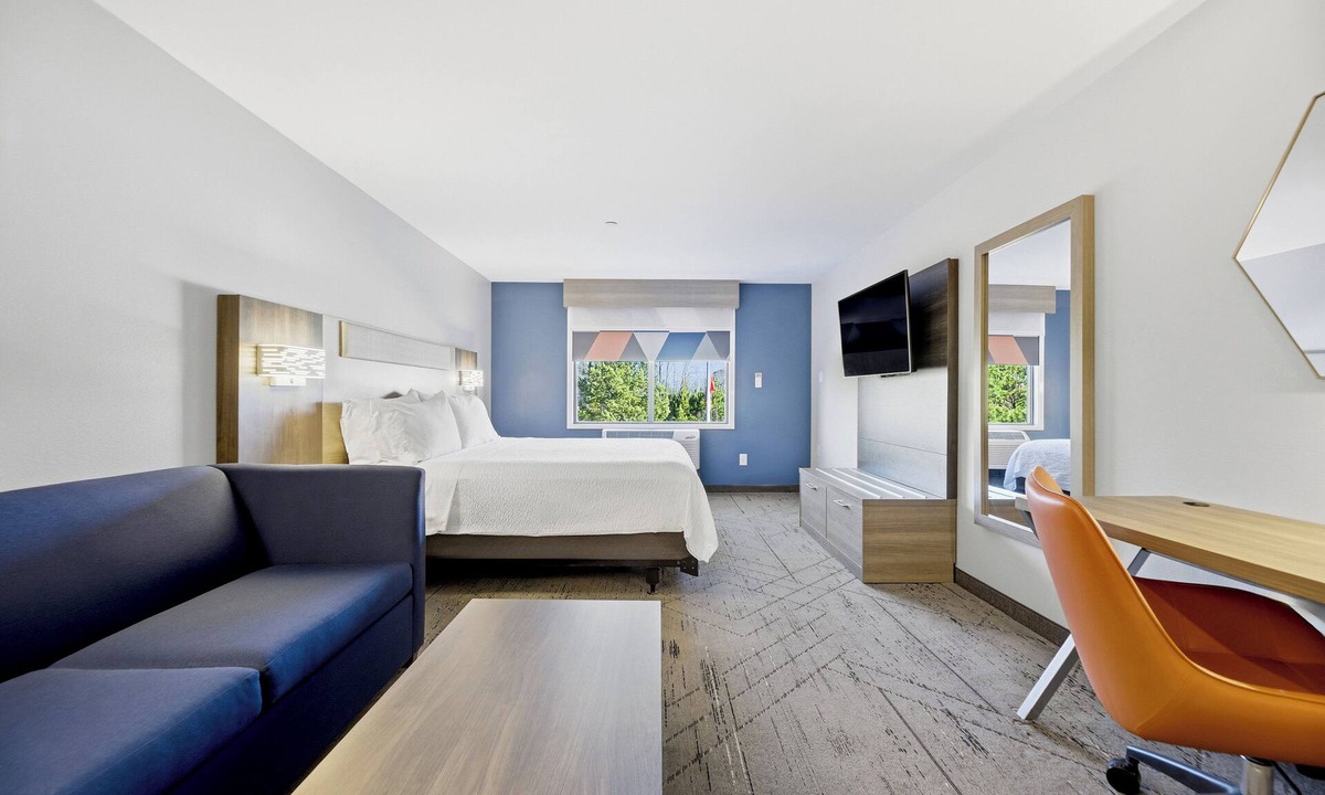 Southwest Raleigh Hotel | Holiday Inn Express And Suites Raleigh West Lenovo Center by IHG