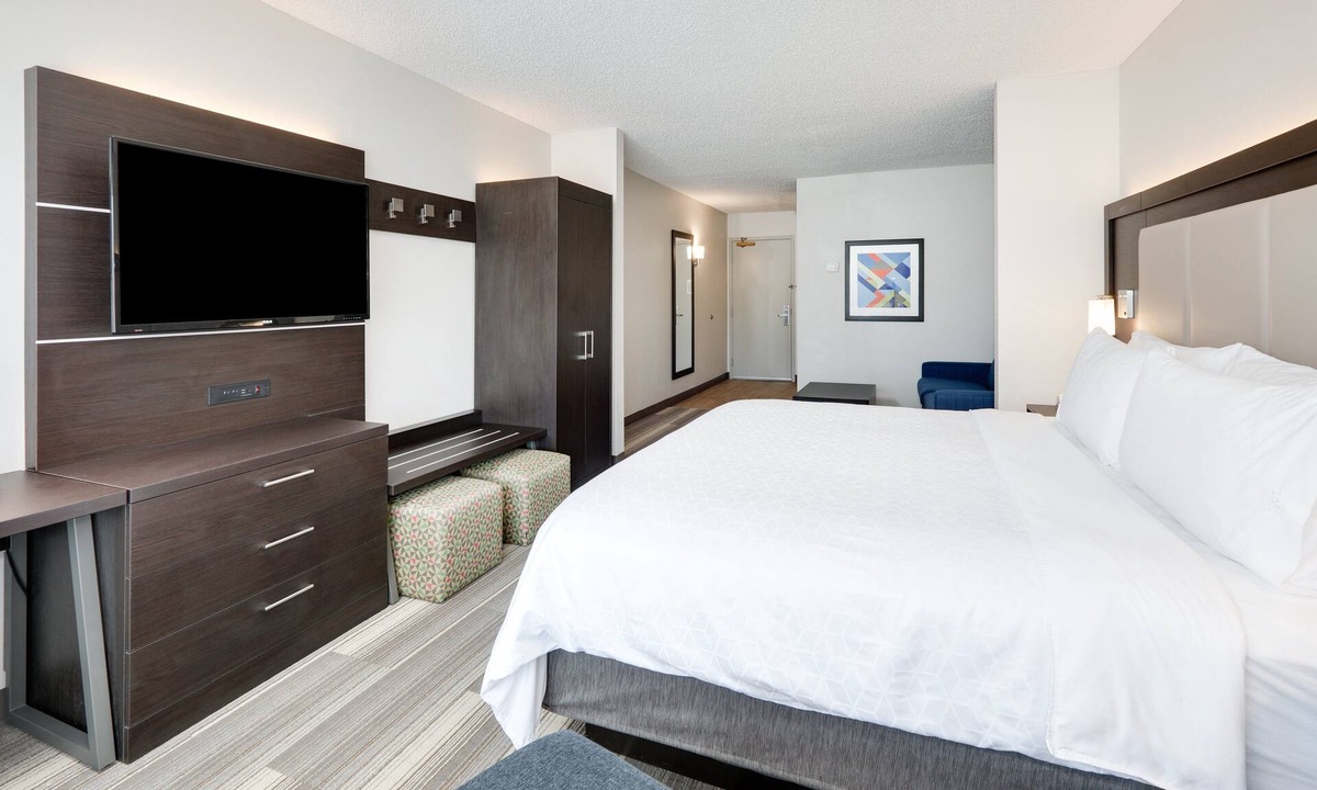 Dublin Hotel | Holiday Inn Express & Suites Dublin by IHG