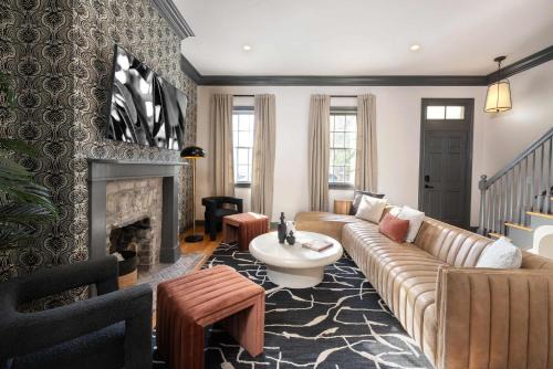 Old West Broad Neighborhood House | home Combo Near Forsyth Park Parking