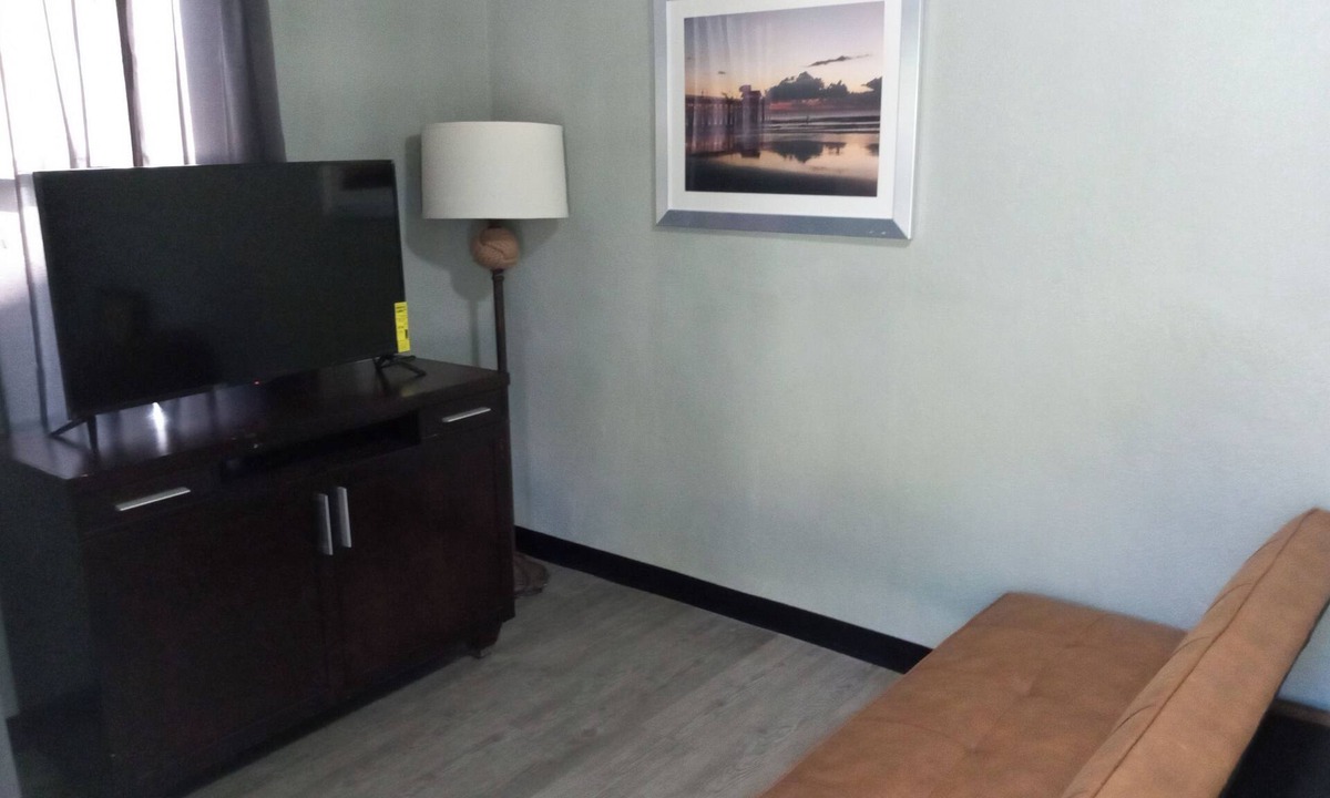 Sanford Hotel | Homes-N-Courts