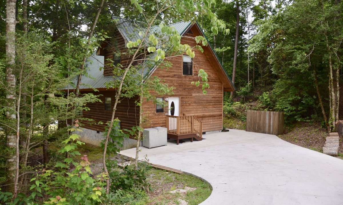 Gatlinburg Cabin | Homestyle Cabin Private but Close to all Gatlinburg fun in the arts district!