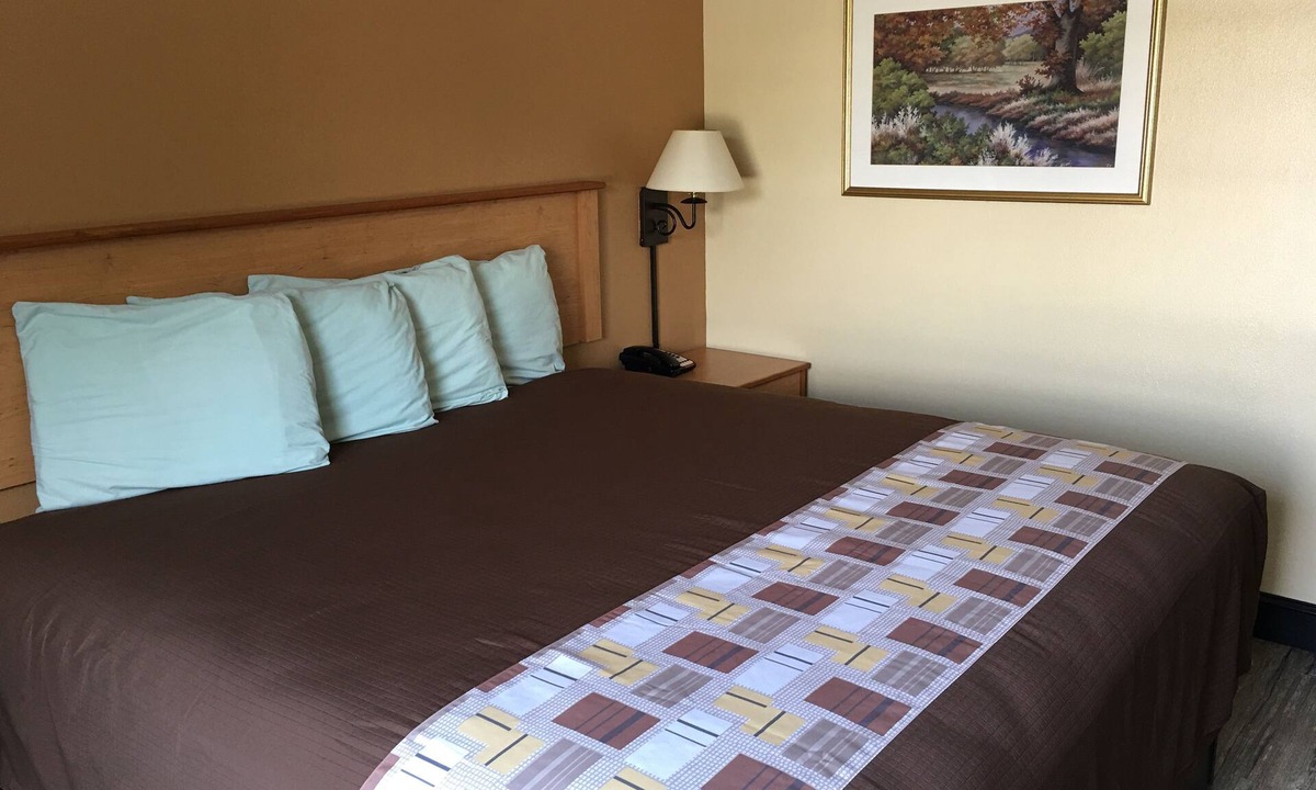Soddy-Daisy Hotel | Hometown Inn Soddy Daisy